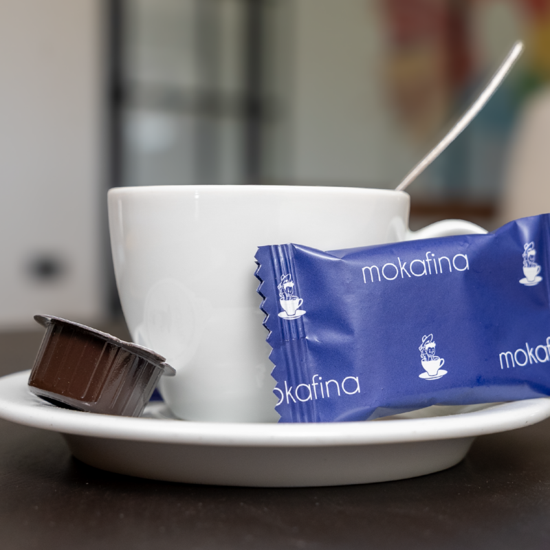 Een kop Mokafina koffie op café.