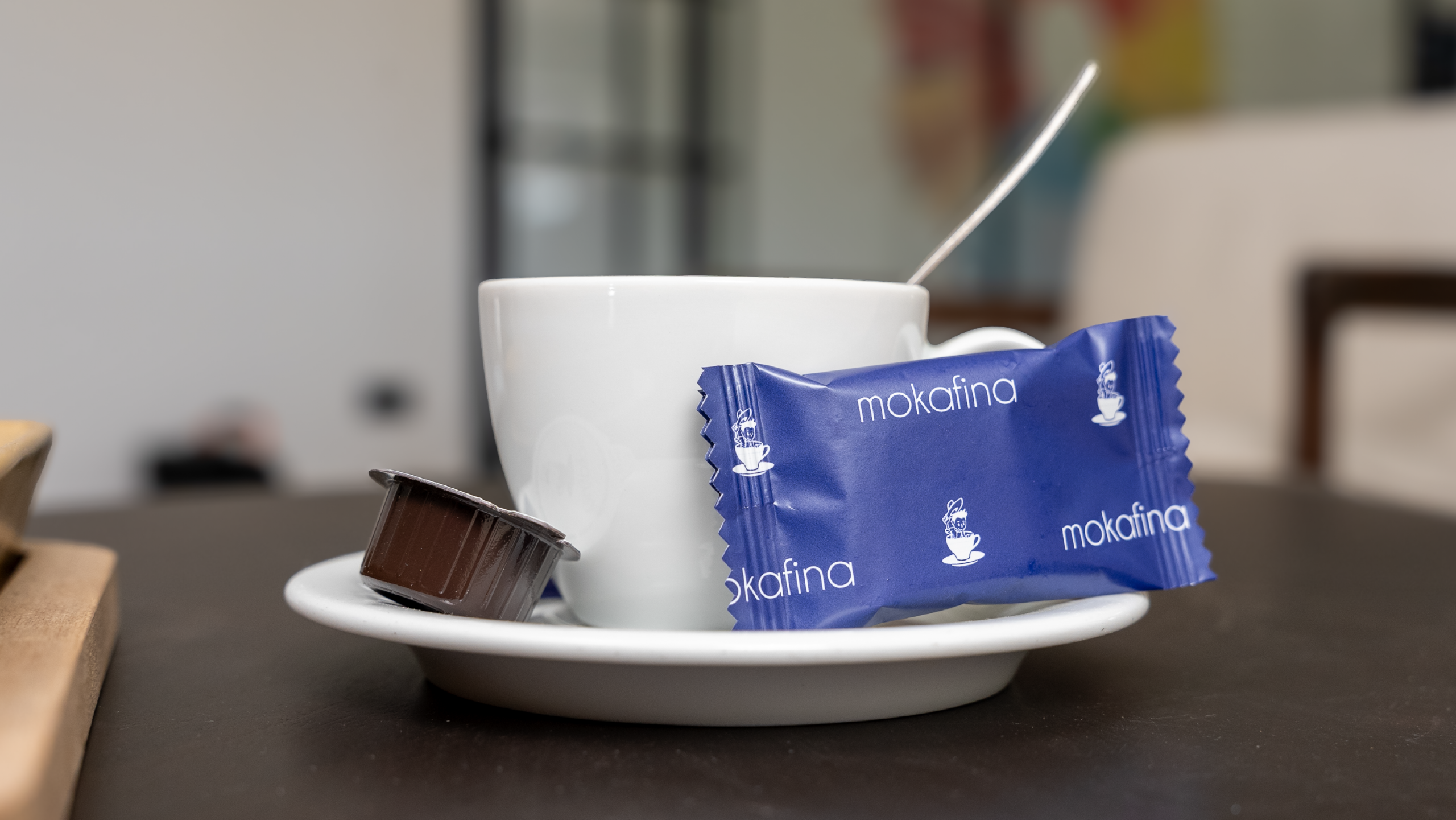 Een kop Mokafina koffie op café.